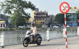 Xe máy lạng lách tranh đường với người đi bộ ven sông Như Ý