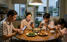 Hiếm có bữa cơm gia đình, vậy mà được ngồi chung thì mỗi người một cái điện thoại