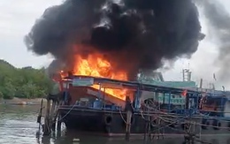 Cháy tàu cá đang neo đậu tại cảng ở xã Cần Giờ, nghi do nổ bình gas