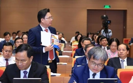 Đại biểu HĐND TP Hà Nội mang luôn vỏ bao thuốc trừ sâu vào nghị trường chất vấn Chủ tịch phường