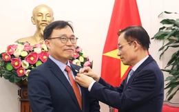 Đại sứ Hàn Quốc nhận kỷ niệm chương Vì sự nghiệp ngoại giao Việt Nam