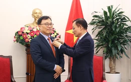 Đại sứ Hàn Quốc nhận kỷ niệm chương Vì sự nghiệp ngoại giao Việt Nam