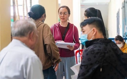 Phụ huynh đổ về phường xin chuyển nguyện vọng tuyển sinh đầu cấp cho con