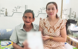 Nhiều cụ ông, cụ bà vỡ òa khi lần đầu được cấp giấy khai sinh