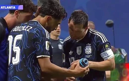 Messi 'lạnh người' khi phát hiện 'phao thi' của thủ môn Pickford