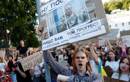 Bộ trưởng Quốc phòng bị miễn nhiệm, người dân Ukraine đòi cách chức Tổng tư lệnh quân đội