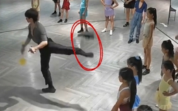 Thầy giáo nhiệt tình thị phạm cho học viên nhưng chiếc giày thì không thích ở yên