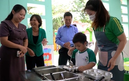 Phụ huynh quét mã QR để giám sát bữa ăn bán trú của con