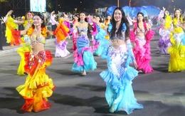 Đường phố Nha Trang rực rỡ sắc màu trong lễ hội Carnival