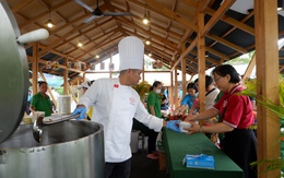 Đến ngày hội thanh niên công nhân, vừa nhận quà vừa thưởng thức phở miễn phí
