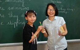 Lớp học đặc biệt dưới mái chùa: Dạy tiếng Anh, dạy cả cách làm người