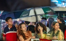 Mưa nhưng hàng ngàn người vẫn đổ về trung tâm ngắm pháo bông mừng 50 năm thành phố mang tên Bác
