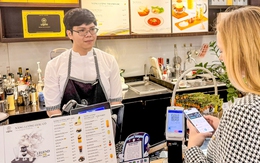 Du khách Singapore đến Việt Nam quét QR thanh toán dễ dàng