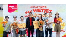 Bay cùng Vietjet, nữ hành khách may mắn nhận quà 1 lượng vàng 999.9