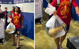 Có thật Cucurella đựng cúp vàng FIFA trong túi ni lông mang về?