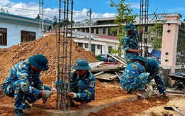 Bộ đội Sư đoàn Phòng không 375 xây trường, giúp người dân cất nhà ở vùng biên giới 