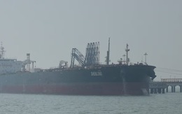 Hai tàu dầu phát nổ tại eo biển Hormuz, giá dầu tăng mạnh