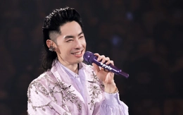 Mỹ nam Vườn sao băng diện thiết kế của Trần Hùng trong tour concert quốc tế
