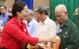 502 phần quà tri ân người có công với cách mạng