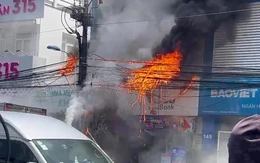 Cháy dây cáp thông tin trước ngân hàng trên đường Lương Định Của, nhiều người hoảng hốt