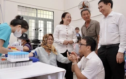 Người dân Bình Quới xếp hàng khám sức khỏe miễn phí từ sáng, chạy đua 90 ngày hoàn thành