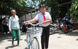 300 học sinh khó khăn ở Vĩnh Long nhận xe đạp, hơn 40 em mồ côi được nhận thêm tiền mặt
