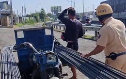 Cảnh sát giao thông xử lý xe chở hàng cồng kềnh và tuyên truyền tận điểm bán vật liệu xây dựng 