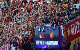 Tuyển Tây Ban Nha mừng vô địch World Cup tại quê nhà trong biển người