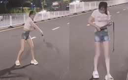Cô nàng 'tay không bắt rắn' nhưng cuối video ai cũng... ngỡ ngàng