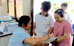 Phụ huynh TP.HCM 'ngồi kín ghế' ngày đầu đăng ký tuyển sinh bổ sung lớp 10