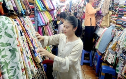 Chợ trăm tuổi ở TP.HCM 'thay áo mới', đồng loạt giảm giá