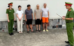 Trưởng phòng kinh doanh đã làm gì để che giấu nguồn gốc 3.400 viên kim cương nhập lậu?