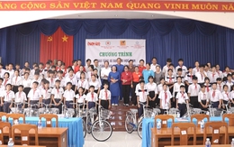 Trao 300 xe đạp tiếp sức học sinh khó khăn tại Vĩnh Long