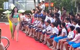 Thí sinh hoa hậu trình diễn bikini trước học sinh nhỏ tuổi, ban tổ chức nói gì?