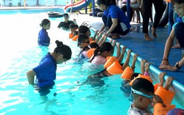 Góc nhìn trưa nay: Sôi nổi các lớp bơi miễn phí dịp hè: Trẻ em vùng ven hào hứng ‘xóa mù bơi’
