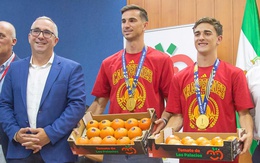 Vô địch World Cup, hai tuyển thủ Tây Ban Nha được tặng… cà chua