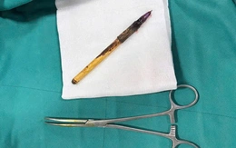 Phụ huynh phản ánh con bị nhét bút vào hậu môn suốt 10 tháng, trường mời công an vào cuộc