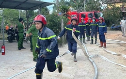 Tiệm phế liệu bốc cháy, hàng xóm đập cửa cứu người đàn ông bị tai biến