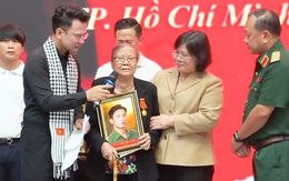 Vợ liệt sĩ nghẹn ngào nhận di ảnh chồng sau khi phục dựng