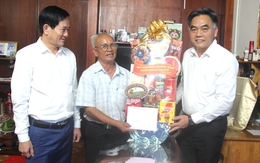 Phó chủ tịch thường trực UBND TP.HCM Nguyễn Lộc Hà thăm thương binh tại Dĩ An, An Phú