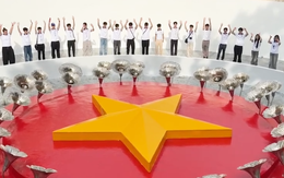 Video kiều bào trẻ dâng hương tại 'Vòng tròn bất tử' Gạc Ma: Tình yêu Tổ quốc tiếp nối trong tim