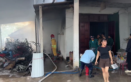 Hàng xóm đập cửa cứu người đàn ông nằm liệt trong căn nhà cháy