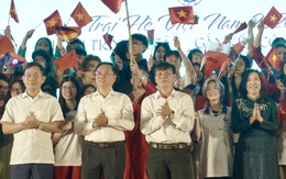 Hơn 100 kiều bào trẻ hô vang 'Việt Nam, Hồ Chí Minh' trong lễ bế mạc Trại hè Việt Nam