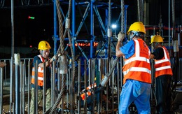 Hạ thành công lồng thép khổng lồ thi công metro Văn Cao - Hòa Lạc