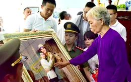 Sau gần 60 năm, vợ liệt sĩ Huỳnh Văn Quên mới được đứng cạnh chồng trong một bức ảnh