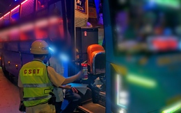 Xe khách giường nằm không có búa thoát hiểm, tài xế loay hoay đi tìm