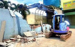 Huy động xe cuốc hỗ trợ người dân tháo dỡ nhà, giao mặt bằng dự án nâng cấp quốc lộ 22 TP.HCM