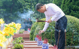 Thủ tướng Lê Minh Hưng tưởng niệm Chủ tịch Hồ Chí Minh, Đại tướng Võ Nguyên Giáp và Anh hùng liệt sĩ tại Điện Biên
