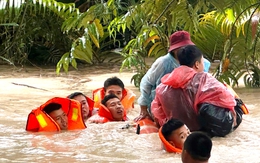Cán bộ, chiến sĩ Vùng 5 hải quân hỗ trợ người dân vùng ngập lụt ở Phú Quốc