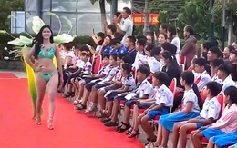 Trao quà, sao lại để học sinh ngồi xem thí sinh hoa hậu trình diễn bikini?